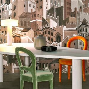 Moderne eettafel met kleurrijke stoelen en decoratieve muur met Arte-behang Città di Castello in een stadslandschapmotief.