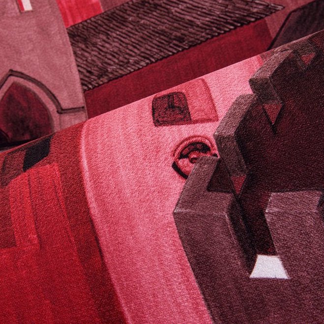Detail van het Arte behang Città di Castello 97682 met abstracte architectonische vormen in rood- en roze tinten.