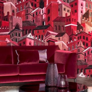 Fluwelen rode bank met kussens en glazen vazen voor een wand met het rode Arte-behang Città di Castello uit de Decors & Panoramiques collectie.