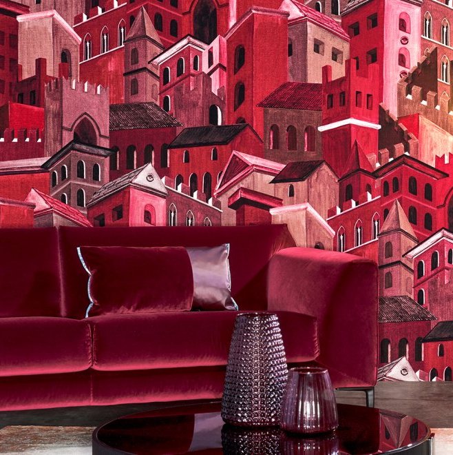 Fluwelen rode bank met kussens en glazen vazen voor een wand met het rode Arte-behang Città di Castello uit de Decors & Panoramiques collectie.