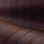 Close-up van het Arte Dupion behang met een natuurlijke textuur in warme, bruine tinten.