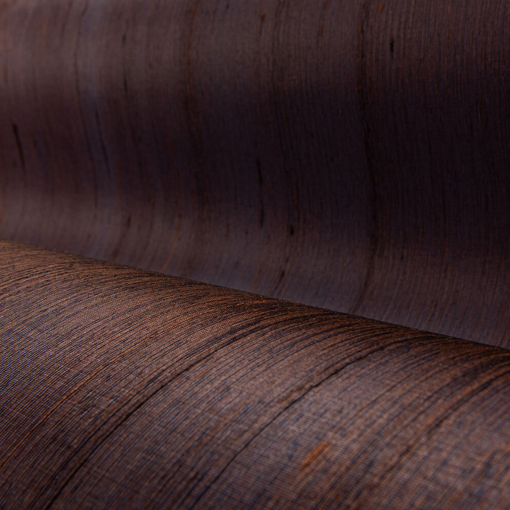 Close-up van het Arte Dupion behang met een natuurlijke textuur in warme, bruine tinten.