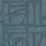 Blauw Arte behang uit de Essentials Costura collectie met een Bojagi-patroon van fijn geweven textuur en geometrische vlakken.