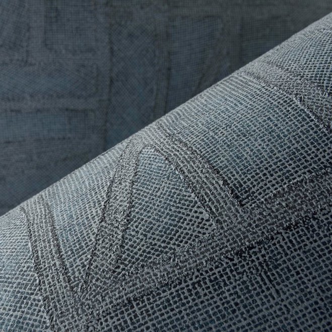 Close-up van het Arte behang Essentials Costura Bojagi 57543 met een blauwgrijs reliëf en textielstructuur.
