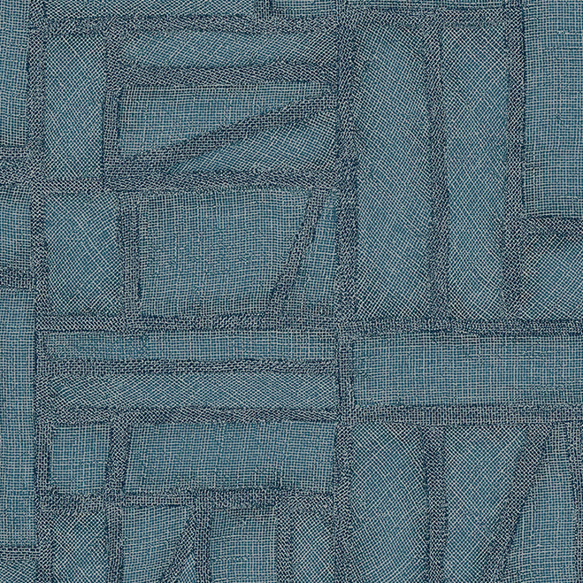 Blauw Arte behang uit de Essentials Costura collectie met een Bojagi-patroon van fijn geweven textuur en geometrische vlakken.