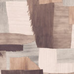 Abstract patroon van het Arte-behang Essentials Costura Urban 57602 met overlappende stoffen en aardetinten.