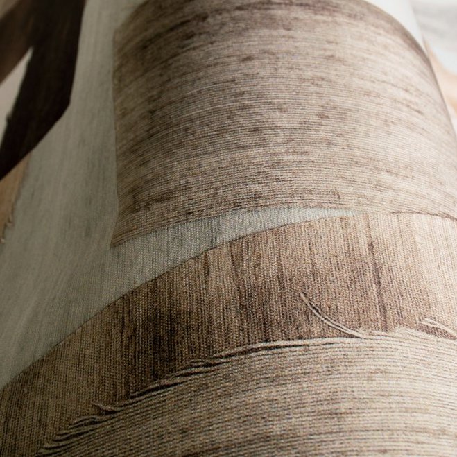Close-up van het Arte Essentials Costura Urban 57602 behang met een textielachtig en gestikt patroon in natuurlijke bruintinten.
