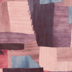 Abstracte close-up van het Arte Essentials Costura Urban 57603 behang met een patchwork patroon in roze, blauw en paarstinten.