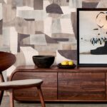 Modern interieur met Arte-behang Essentials Costura Urban 57604, houten dressoir en decoratieve accessoires.