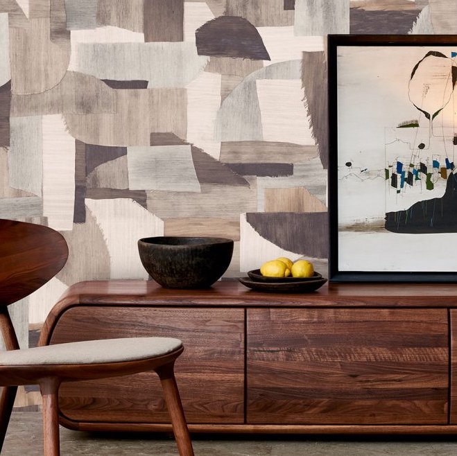 Modern interieur met Arte-behang Essentials Costura Urban 57604, houten dressoir en decoratieve accessoires.