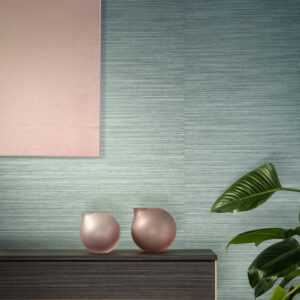 Interieur met groen Arte-behang Essentials Les Naturels Le Sisal 26700, roze decoratieve vazen en een groene kamerplant.