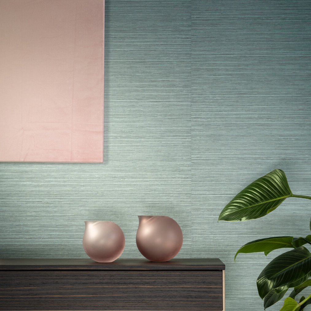 Interieur met groen Arte-behang Essentials Les Naturels Le Sisal 26700, roze decoratieve vazen en een groene kamerplant.