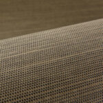 Detail van het Arte Essentials Les Naturels Le Sisal behang met een fijn geweven textuur in natuurlijke bruintinten.
