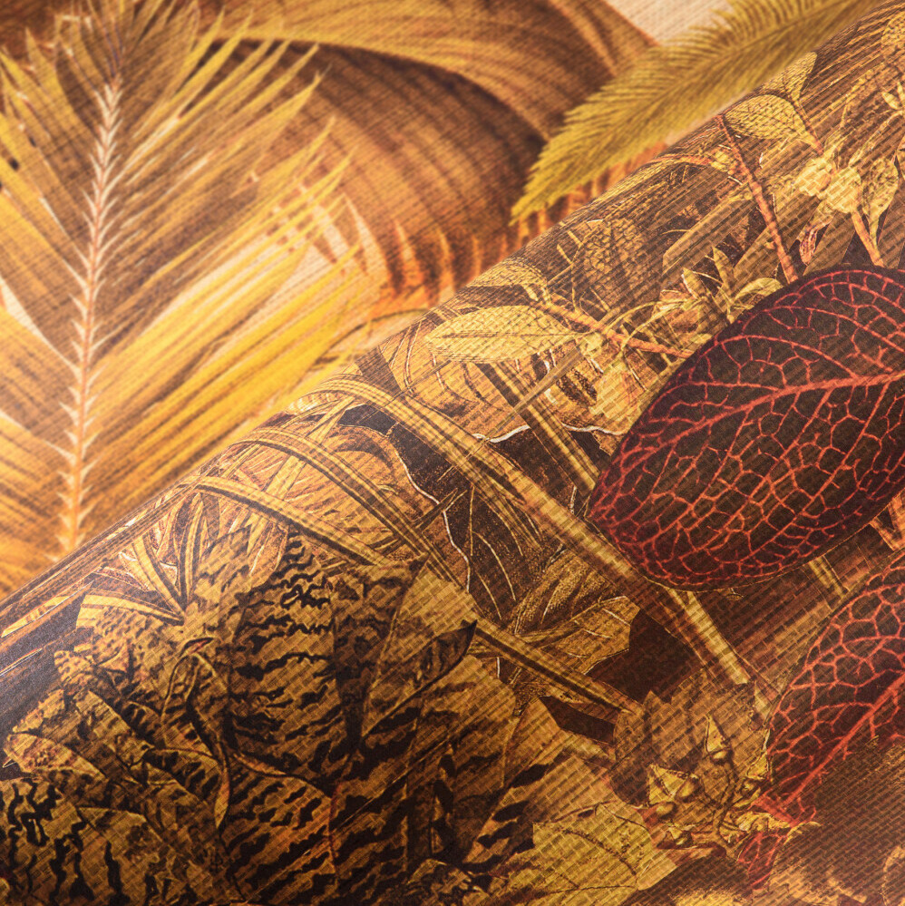 Detail van het Arte behang uit de Essentials Les Naturels collectie met tropisch bladerpatroon in warme bruin- en goudtinten.