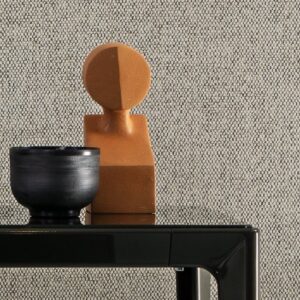 Zwarte kom en terracotta sculptuur op zwarte tafel tegen Arte Essentials Les Nuances Nelson1 behang.