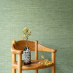 Houten stoel met vaas en bloemen voor groen Arte-behang uit de collectie Essentials Les Naturels, La Prairie 26725.