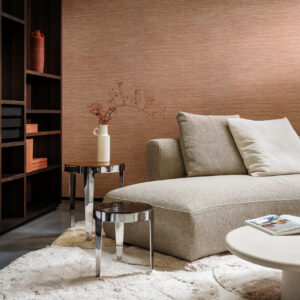 Stijlvol interieur met Arte-behang Essentials Les Naturels La Prairie 26728, een beige bank, moderne bijzettafels en decoratieve accenten.