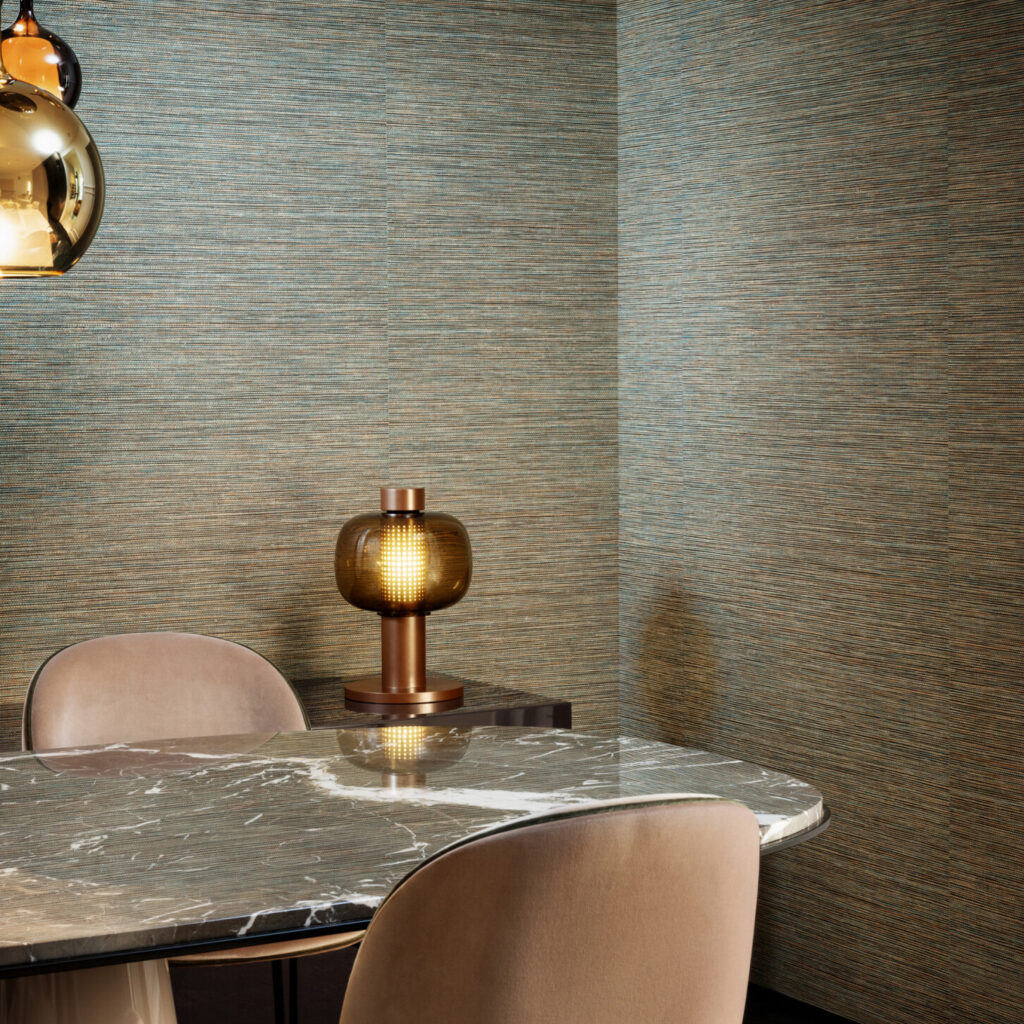 Luxe interieur met Arte Essentials Les Naturels La Prairie 26729 behang, marmeren tafel en moderne verlichting.