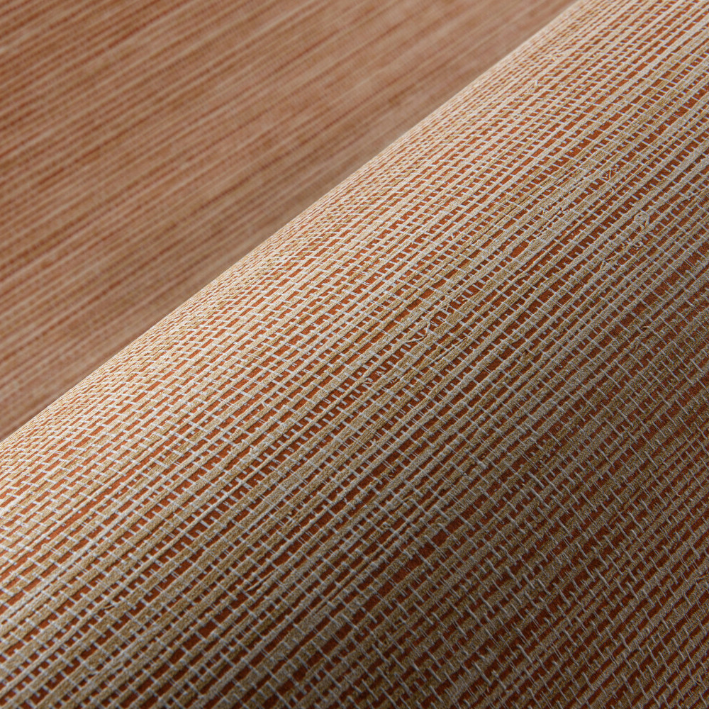 Detailopname van het Arte behang uit de Essentials Les Naturels La Prairie collectie met een geweven textuur in aardetinten.