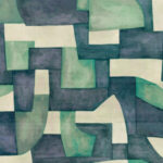 Abstract geometrisch patroon in groen- en blauwtinten uit de Arte behangcollectie Essentials Totem Ecoline 18901.