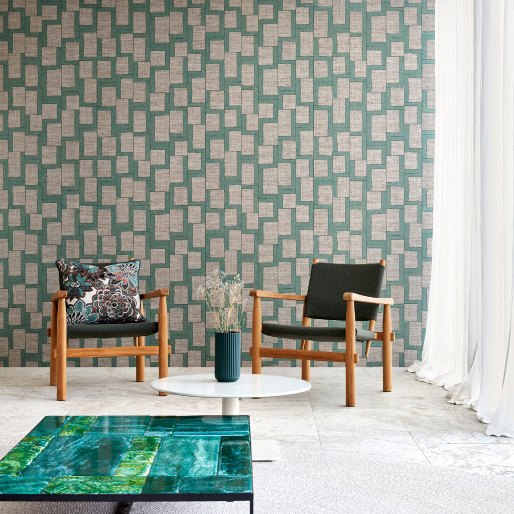 Moderne zithoek met twee houten stoelen en Arte Essentials Totem Esparto Africano behang in geometrisch patroon.