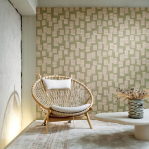 Interieur met Arte behang uit de Essentials Totem collectie in de kleur Esparto Africano, met een ronde houten stoel en modern tafeltje.