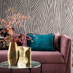 Moderne woonkamer met Arte-behang Essentials Travellers Damara, een roze bank en kleurrijke accessoires.