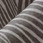 Close-up van Arte-behang uit de Essentials Travellers Damara-collectie met een zebra-achtig patroon in grijstinten.