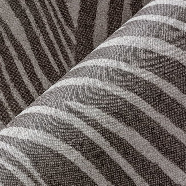 Close-up van Arte-behang uit de Essentials Travellers Damara-collectie met een zebra-achtig patroon in grijstinten.
