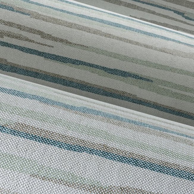 Detailopname van Arte-behang Essentials Travellers Horizon met horizontale geweven strepen in blauw, groen en beige.