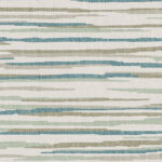 Gestreept Arte-behang uit de Essentials Travellers collectie, model Horizon 11060, met horizontale lijnen in blauw-, groen- en beigetinten.