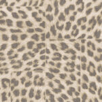 Behang met een beige en zwart luipaardprintpatroon uit de Arte Essentials Travellers Pelage 11100 collectie.