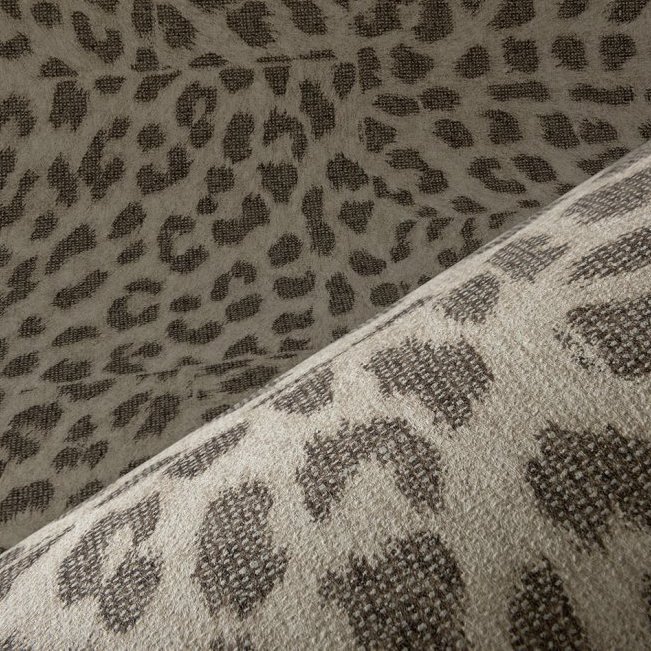 Close-up van Arte behang uit de Essentials Travellers Pelage collectie met een dierenprintstructuur in beige en bruin.