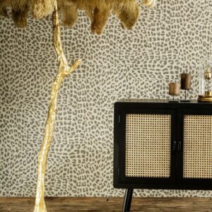 Interieur met Arte-behang Essentials Travellers Pelage, een rotan kastje en decoratieve elementen.