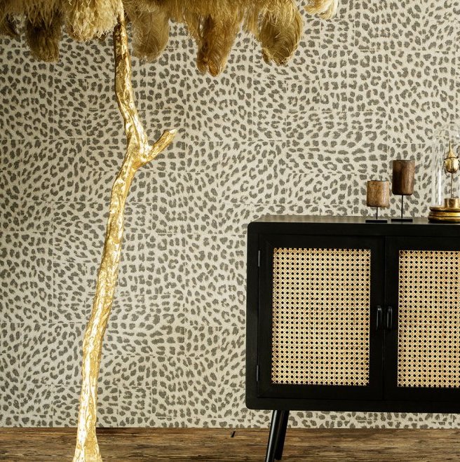 Interieur met Arte-behang Essentials Travellers Pelage, een rotan kastje en decoratieve elementen.