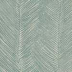 Groenblauw Arte-behang uit de Essentials Travellers collectie met een patroon van gestileerde palmbladeren, model Talamanca 11040.