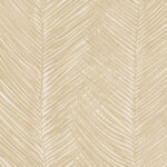 Beige behang met een patroon van gestileerde palmbladeren uit de Arte Essentials Travellers Talamanca 11042 collectie.