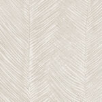 Beige behang met een verfijnd patroon van gestileerde palmbladeren uit de Arte Essentials Travellers Talamanca collectie.