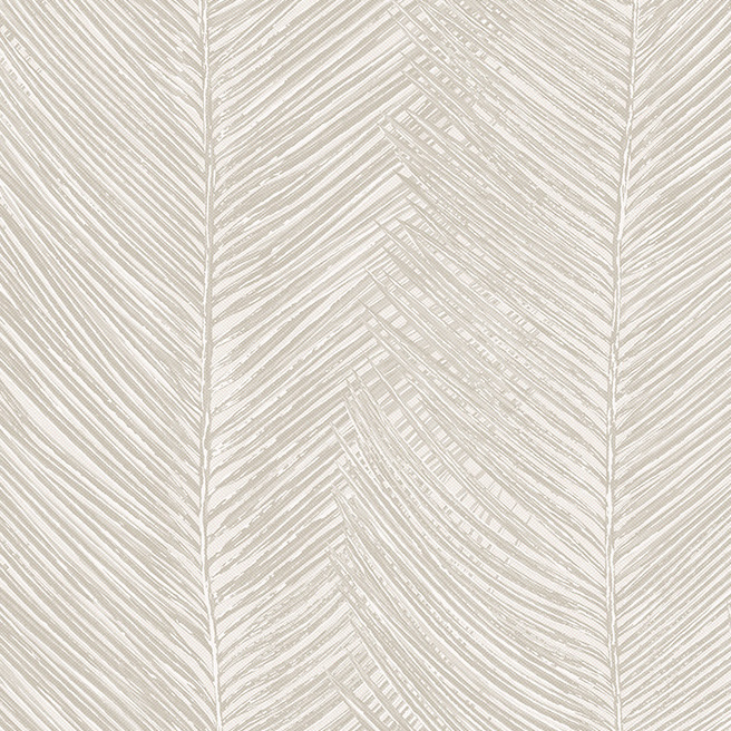 Beige behang met een verfijnd patroon van gestileerde palmbladeren uit de Arte Essentials Travellers Talamanca collectie.