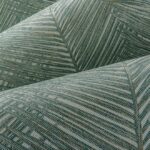 Close-up van het gestructureerde behangpatroon Arte Essentials Travellers Talamanca in groentinten.