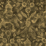 Decoratief behangpatroon uit de Arte Essentials Travellers Tantor 11081 collectie met sierlijke olifanten, bloemen en botanische motieven in een verweerd goudbruin kleurenschema.
