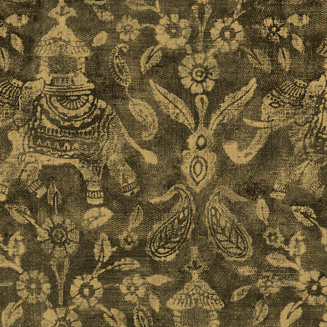 Decoratief behangpatroon uit de Arte Essentials Travellers Tantor 11081 collectie met sierlijke olifanten, bloemen en botanische motieven in een verweerd goudbruin kleurenschema.