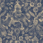 Gedetailleerd patroonbehang in indigoblauw met een sierlijke olifant en florale motieven uit de Arte Essentials Travellers Tantor 11082 collectie.