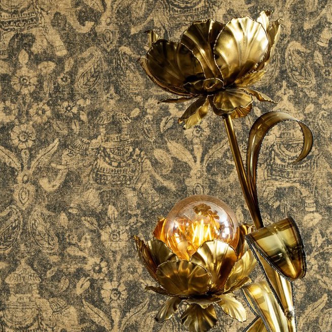 Goudkleurige bloemvormige lamp voor een wand met Arte-behang uit de Essentials Travellers Tantor-collectie.