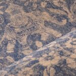 Close-up van Arte behang uit de Essentials Travellers Tantor collectie met een gedetailleerd motief van een gedecoreerde olifant in blauw en beige.