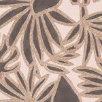 Beige botanisch stikselpatroon op een donkerbruine achtergrond van het Arte behang uit de Essentials Costura Botanis collectie.