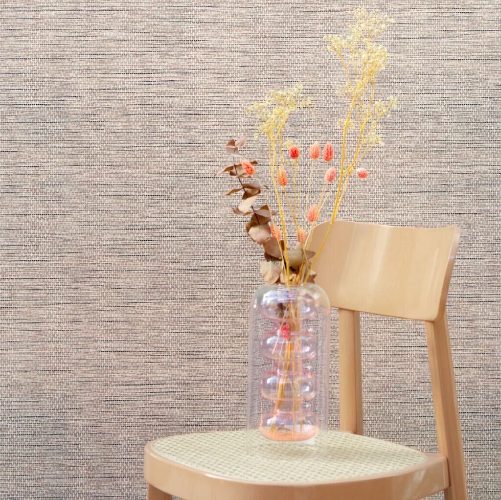 Vaas met gedroogde bloemen op een houten stoel voor Arte-behang uit de Essentials Palette collectie, model Le Papier Tissé 60500B.