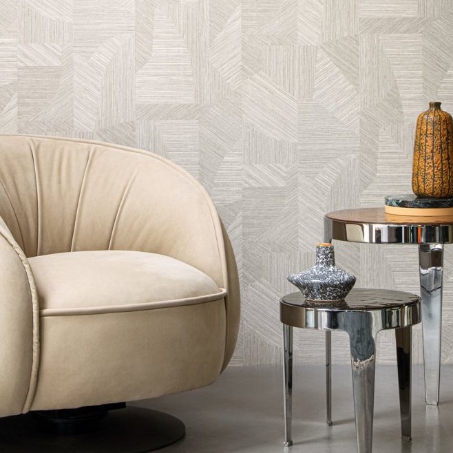 Beige fauteuil en glanzende bijzettafels voor een muur met Arte Essentials Tangram Caprice washed white behang.
