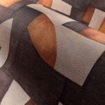 Detailopname van Arte behang uit de Essentials Totem Ecoline 18900 collectie met abstract geometrisch patroon in aardetinten.