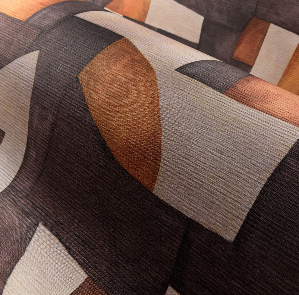 Detailopname van Arte behang uit de Essentials Totem Ecoline 18900 collectie met abstract geometrisch patroon in aardetinten.